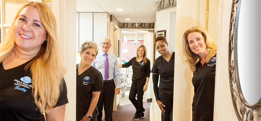 Dr. Mohr and 2019 dental team